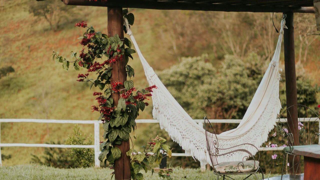 21 Simple and Refreshing Ideas for Your Summer Patio, Balcony, or Backyard